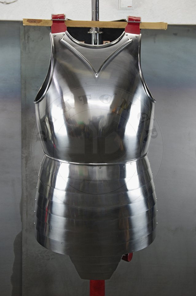 Cuirass with separate skirt in downward lapping lames construction. Backplates hinged at breastplate sides - so called reredors construction. Made of medium carbon steel of various thickness: breastplate 2 mm, backplates 1,5 mm, skirt 1,2 mm. Forged V-shaped stop rib to deflect the points of weapons away from the neck. Heat hardened and tempered up to 42 HRC. Handmade steel buckles in set./ Kirys biay z osobnym fartuchem pytowym. Naplecznik dwuczciowy przymocowany na zawiasach po bokach napiernika. Kirys wykonany ze stali redniowglowej o rnej gruboci: napiernik 2 mm, naplecznik 1,5 mm, fartuch pytowy 1,2 mm. Kuta w ksztacie V ochrona szyi. Hartowany i odpuszczany do 42 HRC. Rcznie wykonane stalowe sprzczki w zestawie.